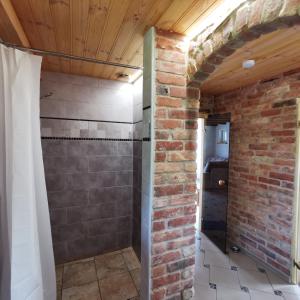 库尔迪加Burziņi的一间砖墙和淋浴的浴室