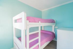 阿瓜杜尔塞Expoholidays - Isla Azores的紫蓝色客房内的双层床
