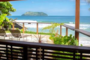朱奎菊济溪菈佩之酒店的享有海滩美景的阳台
