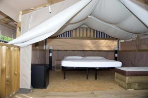 卡奥莱Camping Laguna Village的一间帐篷下的卧室