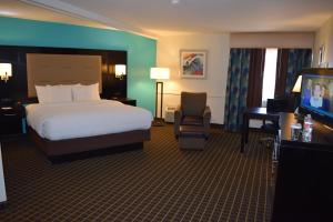 罗克斯普林Clarion Hotel Rock Springs-Green River的配有一张床和一台平面电视的酒店客房