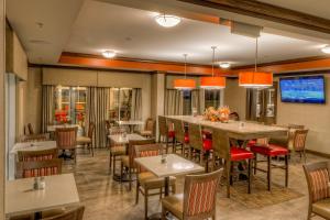 鸽子谷鸽子谷拉昆塔酒店及套房的餐厅设有酒吧和桌椅