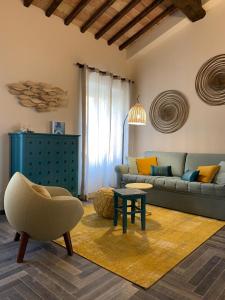 坎普码头Agriturismo Galenzana的客厅配有沙发、桌子和椅子