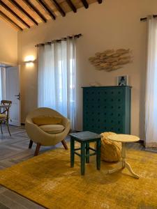 坎普码头Agriturismo Galenzana的客厅配有椅子和桌子