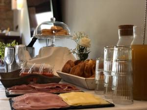 哈兰迪雅·德·拉·维尔Hotel Ruta Imperial的一张桌子,上面放着糕点盘和一盘面包