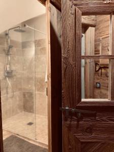 Le NoyerLa Suite Lou的带淋浴的浴室和玻璃门