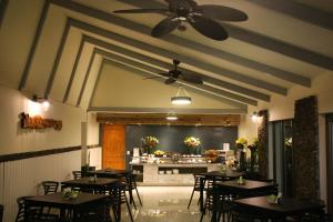 安加罗阿复活节岛生态旅馆 的一间带桌椅和柜台的餐厅