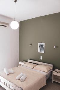 佩弗奇Diana Studios的卧室设有两张床铺和绿色的墙壁