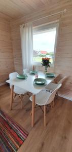 里沃Baltic Beach House的一间带桌椅和窗户的用餐室