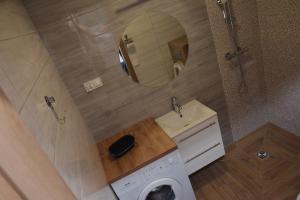 比亚瓦波德拉斯卡Apartamenty Kometa的一间带水槽和洗衣机的浴室