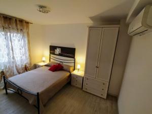 阿尔盖罗阿尔盖罗清澈海域住宿加早餐旅馆的一间卧室配有一张床和一个大型橱柜