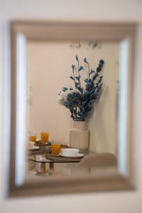 奈德里Bounatsa Studios & Apartments的花瓶的桌子反射镜