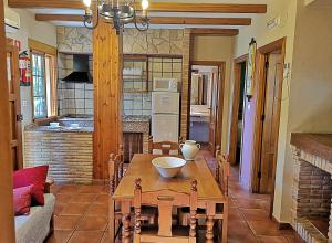 布伦切尔Casa Laguna del Maiz cazorla的一间带桌子的客厅和一间厨房