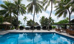 Nalauwaki章鱼度假酒店的度假村的游泳池,以棕榈树为背景