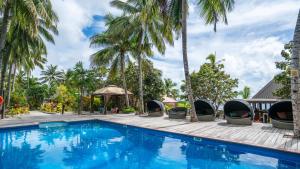Nalauwaki章鱼度假酒店的棕榈树度假村的游泳池