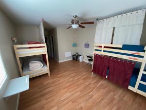 萨克拉门托WHOLE Family - Barrette的客房设有两张双层床和吊扇。
