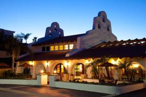 圣克莱门特Holiday Inn Express San Clemente N – Beach Area, an IHG Hotel的前面有灯的大建筑