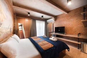 大城Sri Ayutthaya的一间卧室设有一张大床和砖墙