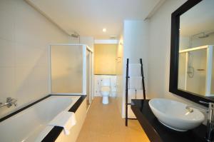 Palmyra Patong Resort Phuket - SHA Extra Plus的一间浴室