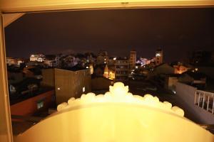 大叻VES - PA Luxury Hotel的窗户享有城市美景