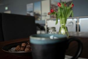 阿灵厄弗米黑登酒店的桌上的咖啡和一盘巧克力