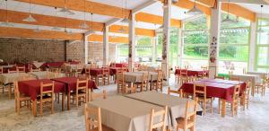 琴山朗勒堡CIS-Ethic Etapes de Val Cenis的用餐室设有桌椅和窗户。