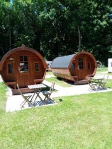 艾谢尔贝格Campingplatz Aichelberg的两间大型木制小屋 - 带桌椅