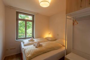 霍恩斯泰因Brand-Baude的一间卧室配有带两个枕头的床和窗户