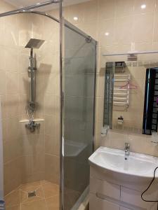 敖德萨Міні-готель "Кімната Комфорт"的带淋浴和盥洗盆的浴室