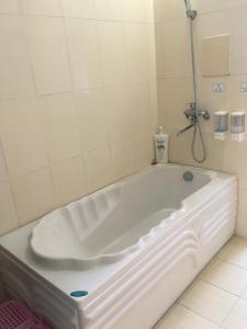 海防Thien Anh Hotel的带浴缸的浴室