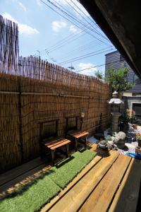 京都京都西院别墅 的围栏前带两个长椅的庭院