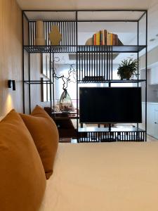 大加那利岛拉斯帕尔马斯the matter Meaningful apartments的一间带电视和沙发的客厅