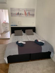 萨格勒布Apartmani SB 42的一间卧室配有一张大床和两个枕头