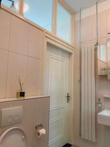 ZuidhornPastorie Tijdverblijf的一间带卫生间、水槽和窗户的浴室