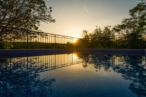 斯维蒂佩塔Villa Dvori Dida Mile的游泳池,享有阳光背景