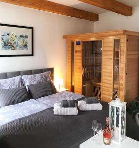 伊赫拉瓦Apartmán 2KK Sauna and Aromatherapy的一间卧室配有一张大床和两杯酒杯