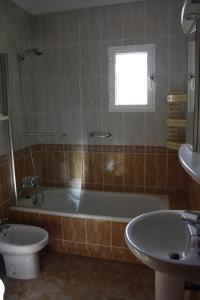 Los UrrutiasEstrella de Mar的带浴缸、卫生间和盥洗盆的浴室