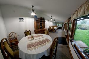瓦马Pensiunea Casa Bianca - Bucovina的一间配备有白色桌椅的用餐室