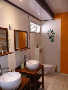 舍尔谢Chambre d'hôte La Villa Gialla的一间带两个盥洗盆和卫生间的浴室