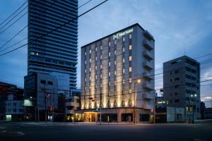 广岛Nest Hotel Hiroshima Ekimae的一座有两座高楼房的城市建筑