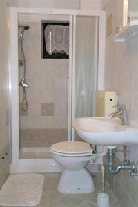 温克兰Soline - Emozione的浴室配有卫生间、盥洗盆和淋浴。