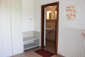 阿夸维瓦皮切纳Verdemare的一间带水槽、卫生间和镜子的浴室