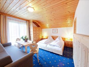 大基希海姆扎克茨维特酒店的酒店客房配有一张床铺和一张桌子。