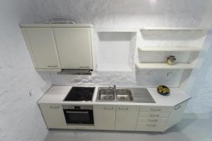 伊兹拉Vita Real Estate的白色的小厨房配有炉灶烤箱