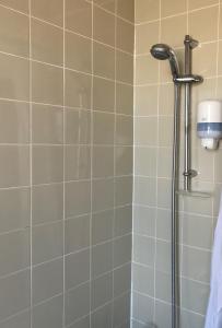 洛西茅斯斯托特菲尔德的浴室内配有淋浴和头顶淋浴