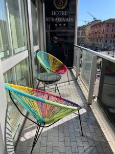 米兰Hotel Stradivari的商店前阳台的两把椅子