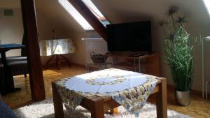 Gemünden an der WohraFerienwohnung-Panoramablick的客厅配有桌子和电视