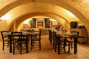 阿尔卜Ta' Matmura Farmhouse的厨房内带桌椅的用餐室