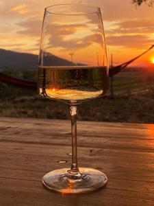 奥贝里塞When in Maremma的坐在桌子上一边欣赏日落,一边品尝葡萄酒