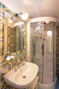 弗洛里罗坎达菲奥多酒店的一间带水槽和淋浴的浴室
